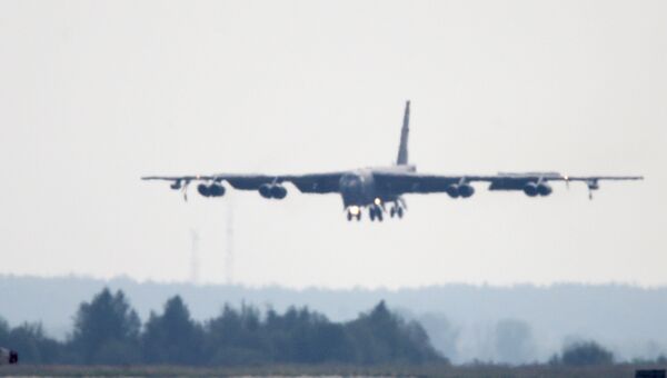 Бомбардировщик B-52 в воздухе. Архивное фото