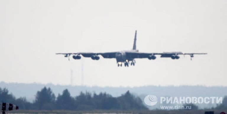 Прилет бомбардировщика Б-52 на авиасалон МАКС-2011