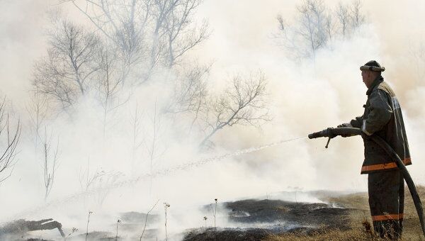 Сильный пожар бушует в центральной части Сахалина