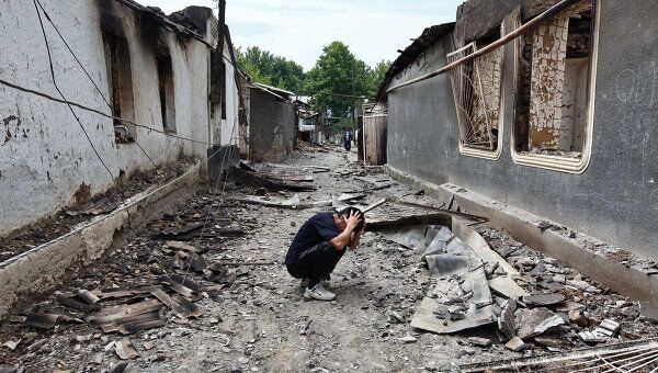 Разрушенные дома узбекских жителей в поселке Кыр-Арык. Архив