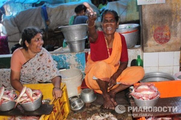 Рыбачки-торговки на рынке в индийском городе Пондишери (Пудучерри)