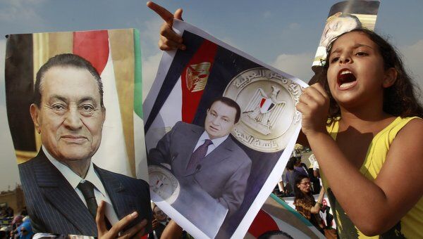 Сторонники экс-президента Египта Хосни Мубарака у здания Академии полиции Каира