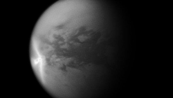 Белая стрела из метановых облаков в атмосфере Титана, спутника Сатурна