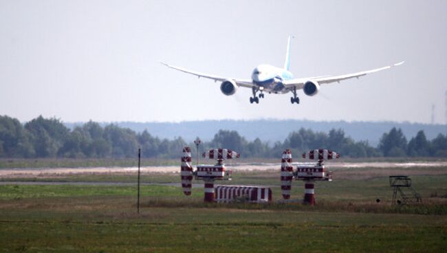 Прилет самолета Boeing-787 на авиасалон МАКС-2011