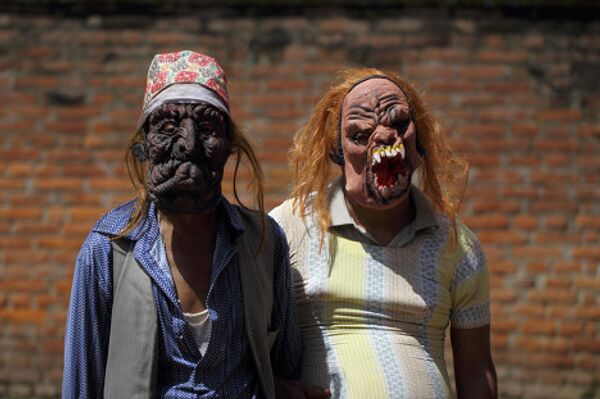 Парад, посвященный традиционному костюмированному фестивалю огней - буддийскому празднику в Непале