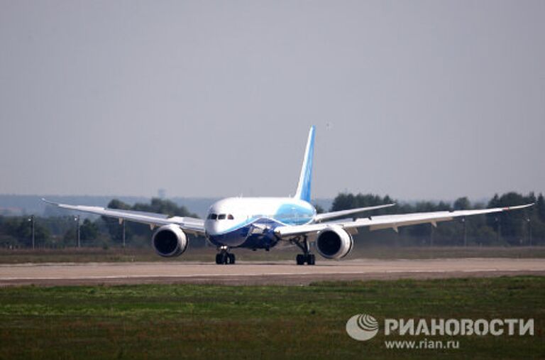 Прилет самолета Boeing-787 на авиасалон МАКС-2011