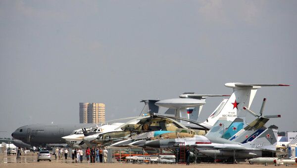 Самолеты на аэродроме в подмосковном Жуковском.