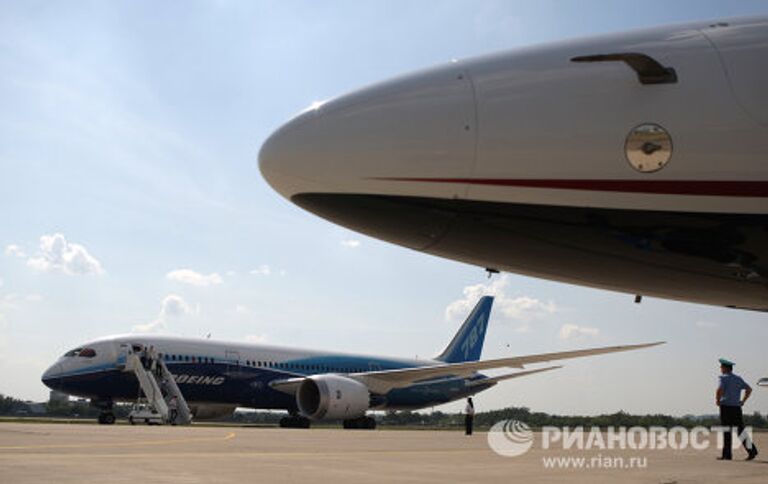 Прилет самолета Boeing-787 на авиасалон МАКС-2011