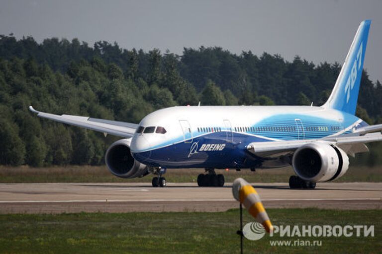 Прилет самолета Boeing-787 на авиасалон МАКС-2011