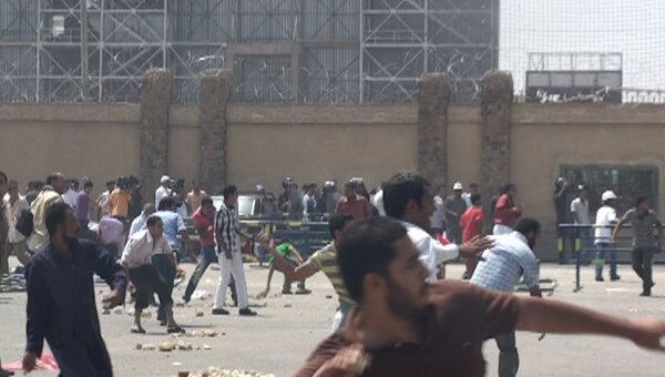 Сторонники и противники Мубарака закидали друг друга камнями 