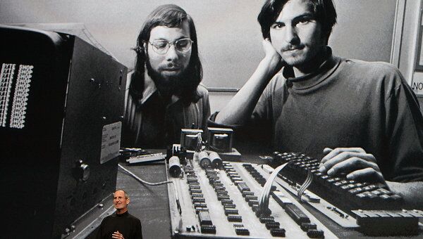 Стив Джобс (справа) и Стив Возняк. Архивное фото