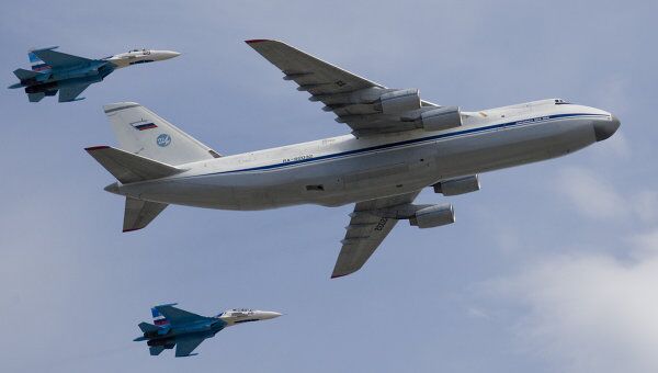 Стратегический военно-транспортный самолет Ан-124 Руслан в сопровождении двух истребителей Су-27. Архивное фото