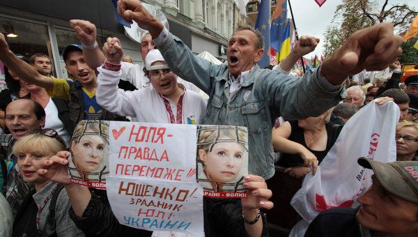 Сторонники бывшего премьера Украины Юлии Тимошенко у здания Печерского районного суда Киева