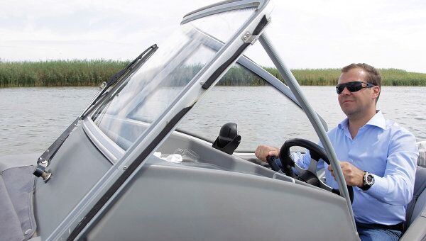 Медведев прошел на катере по Волге и сфотографировал белых лебедей