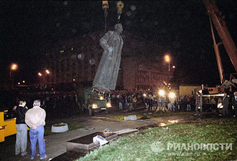 Демонтаж памятника Ф.Э.Дзержинскому в Москве