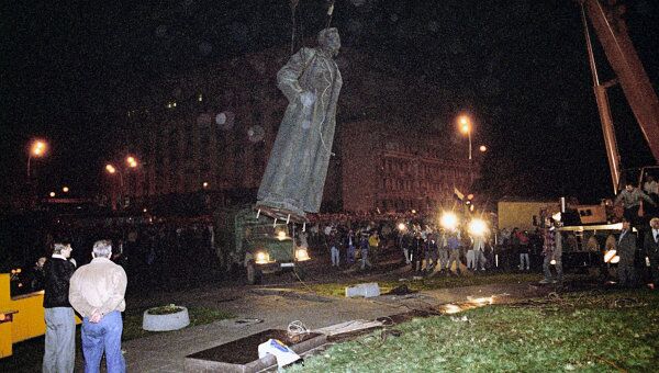 Демонтаж памятника Ф.Э.Дзержинскому в Москве. Архивное фото