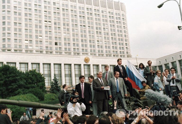 Борис Ельцин выступает во время августовского путча 1991 года Борис Ельцин выступает во время августовского путча 1991 года