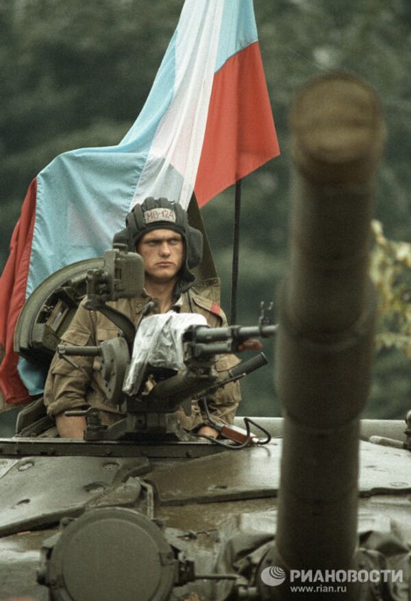 Военнослужащий танкового подразделения, вставшего на защиту Президента РСФСР во время августовского путча 1991 г.