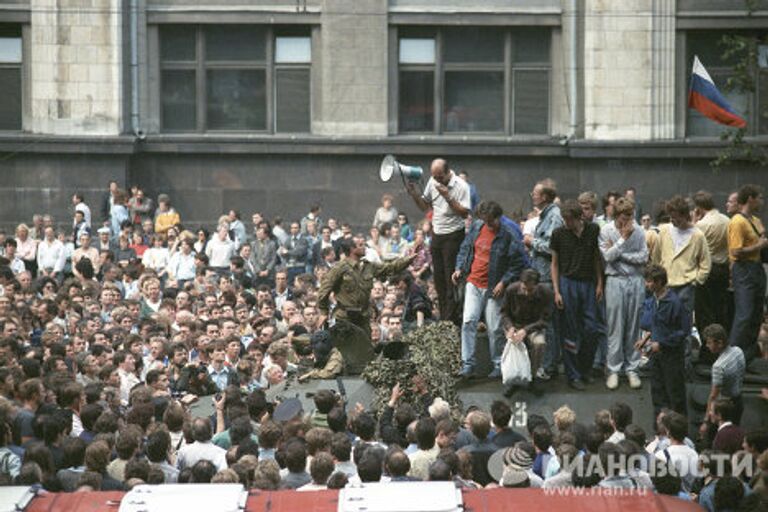 Участники митинга на одной из улиц Москвы 19 августа 1991 года