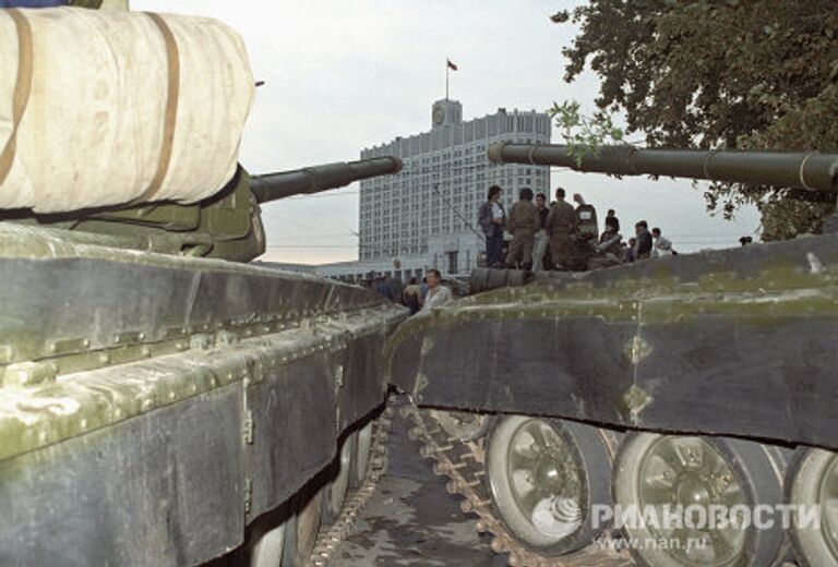 Защитники Белого дома разговаривают с бойцами