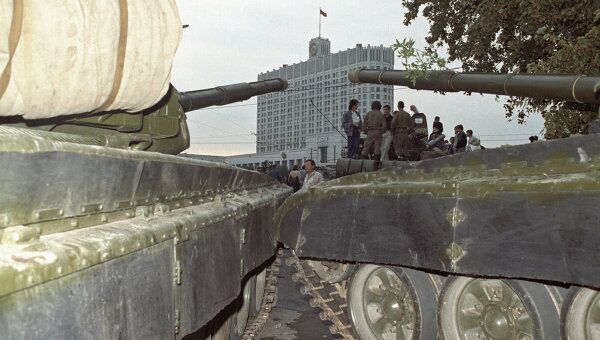 3-4 октября 1993 года в Москве произошло вооруженное столкновение исполнительной и законодательной ветвей власти, закончившееся танковым обстрелом резиденции парламента - Белого дома