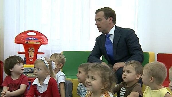 Медведев в детсаду слушал песни о теремке и вспоминал про булочки с сахаром 