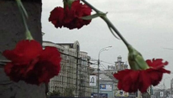 Цветы и свечи на месте аварии в Москве