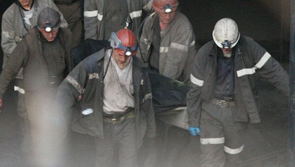 Двое горняков погибли при обвале на шахте в Донецкой области