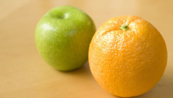 Яблоко и апельсин, архивное фото