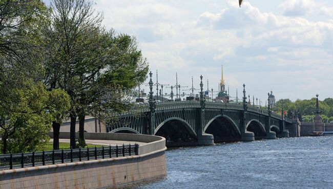 Вид на Троицкий мост с Заячьего острова