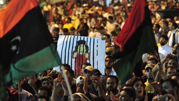 Ливийцы празднуют в Бенгази вторжение повстанцев в Триполи