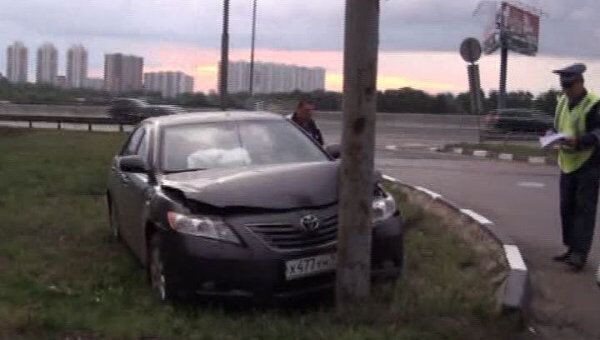 Toyota задела два бордюра и ударилась в столб в Москве