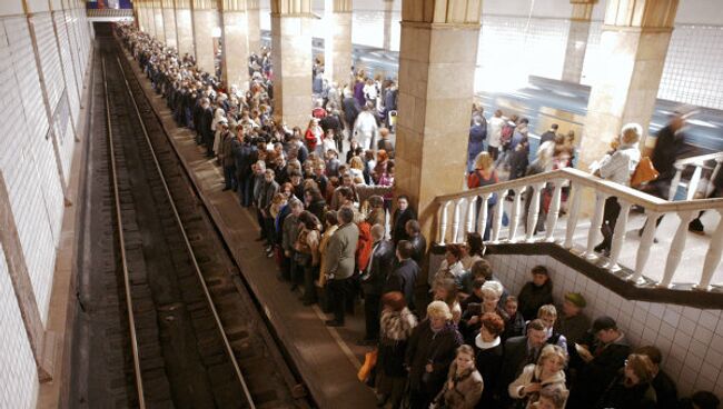 На платформе станции метро, архивное фото