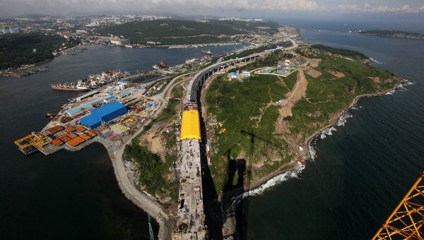 Строительство моста на остров Русский в рамках подготовки к саммиту АТЭС 2012. Архив