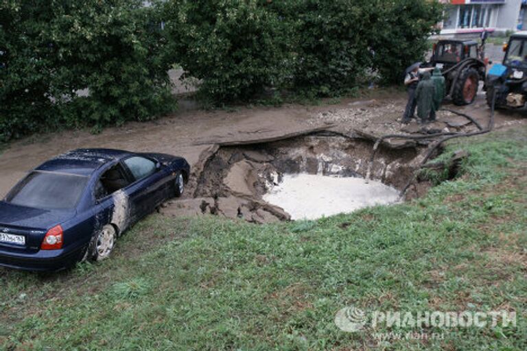 Автомобиль провалился под асфальт в Самаре