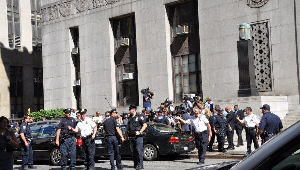 Журналисты и протестующие возле зданий суда и прокуратуры на Центр-Стрит в Нью-Йорке