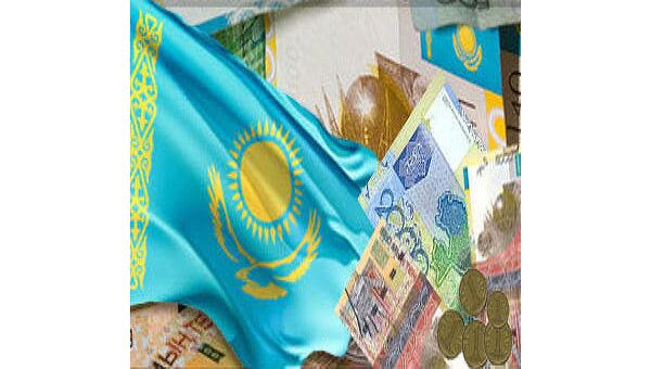 Флаг Казахстана и казахские деньги. Архивное фото