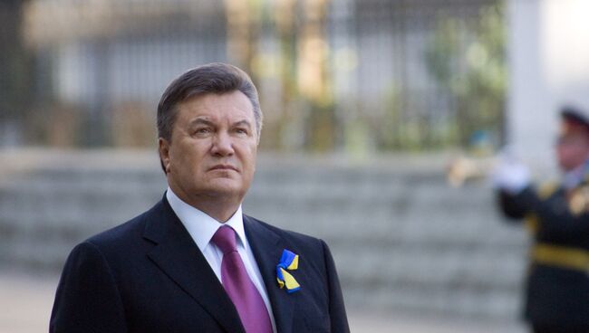 Президент Украины В.Янукович на церемонии поднятия Государственного Флага Украины. Архивное фото