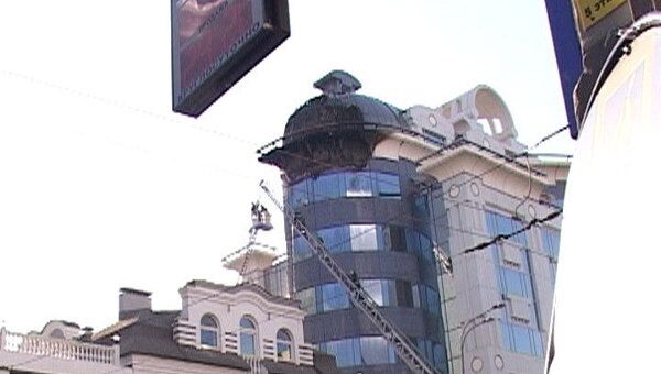 Пожар на крыше офисного здания в центре Москвы. Видео с места ЧП