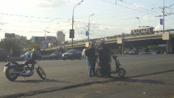 Мотоцикл и скутер не смогли разъехаться на Новослободской