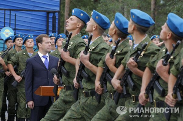 Д.Медведев посетил десантно-штурмовую бригаду в Бурятии