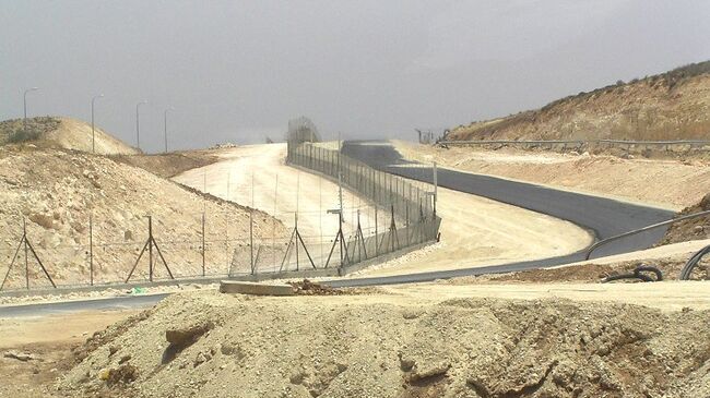 Разделительный барьер, который отделяет Израиль от Западного берега реки Иордан. Архивное фото