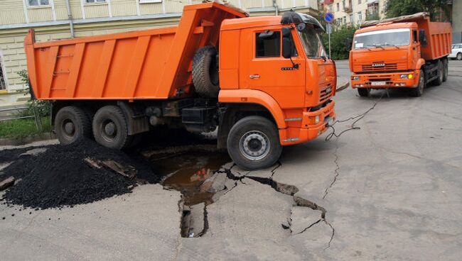 В центре Самары грузовик КамАЗ провалился под асфальт