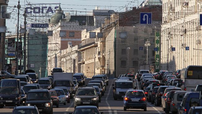 Движение автомобилей на Тверской улице. Архив