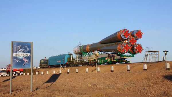 Вывоз и установка на старт ракеты Союз-У с транспортным грузовым кораблем Прогресс. Архив