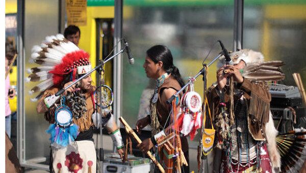 Индейцы знакомят петербуржцев с  перуанской музыкой