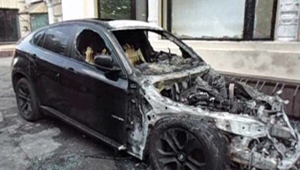 Два люксовых автомобиля сгорели на юге Москвы