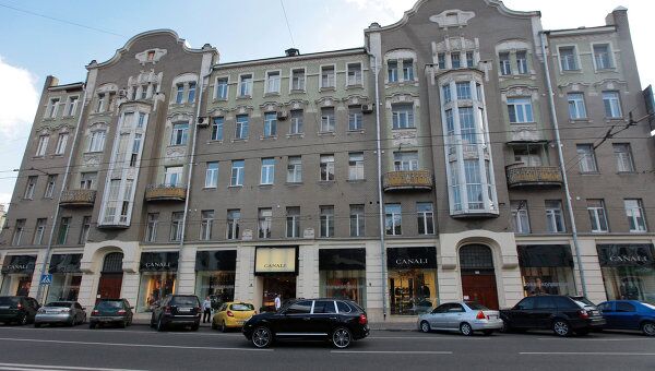 Здание эпохи неоклассицизма начала XX века в Москве