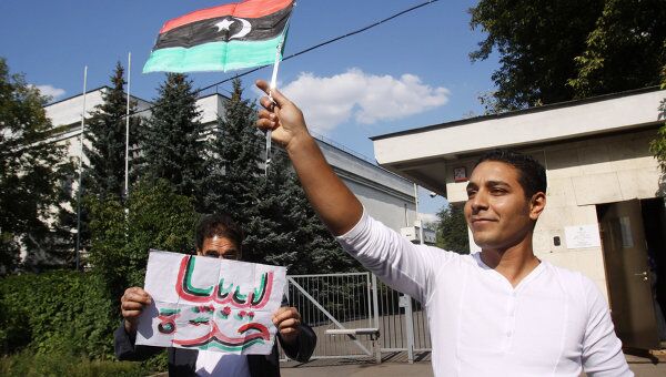 Граждане Ливии с флагом повстанцев. Архив