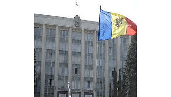 Парламент Республики Молдова на площади Великого национального собрания. Архив